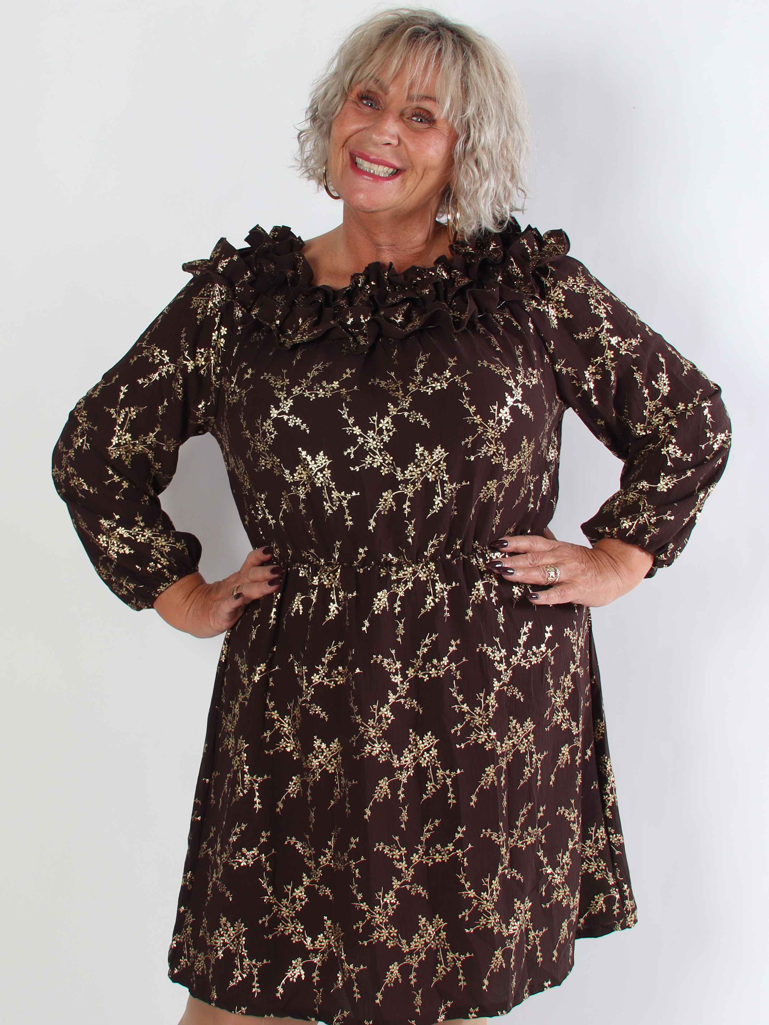 Chili Gold Fitted Dress - Plus size kjole i guld print med flæsekant og elastik i taljen